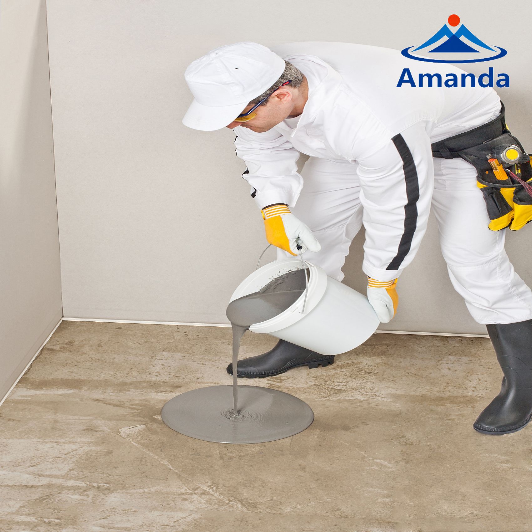 工人涂抹自流平地板